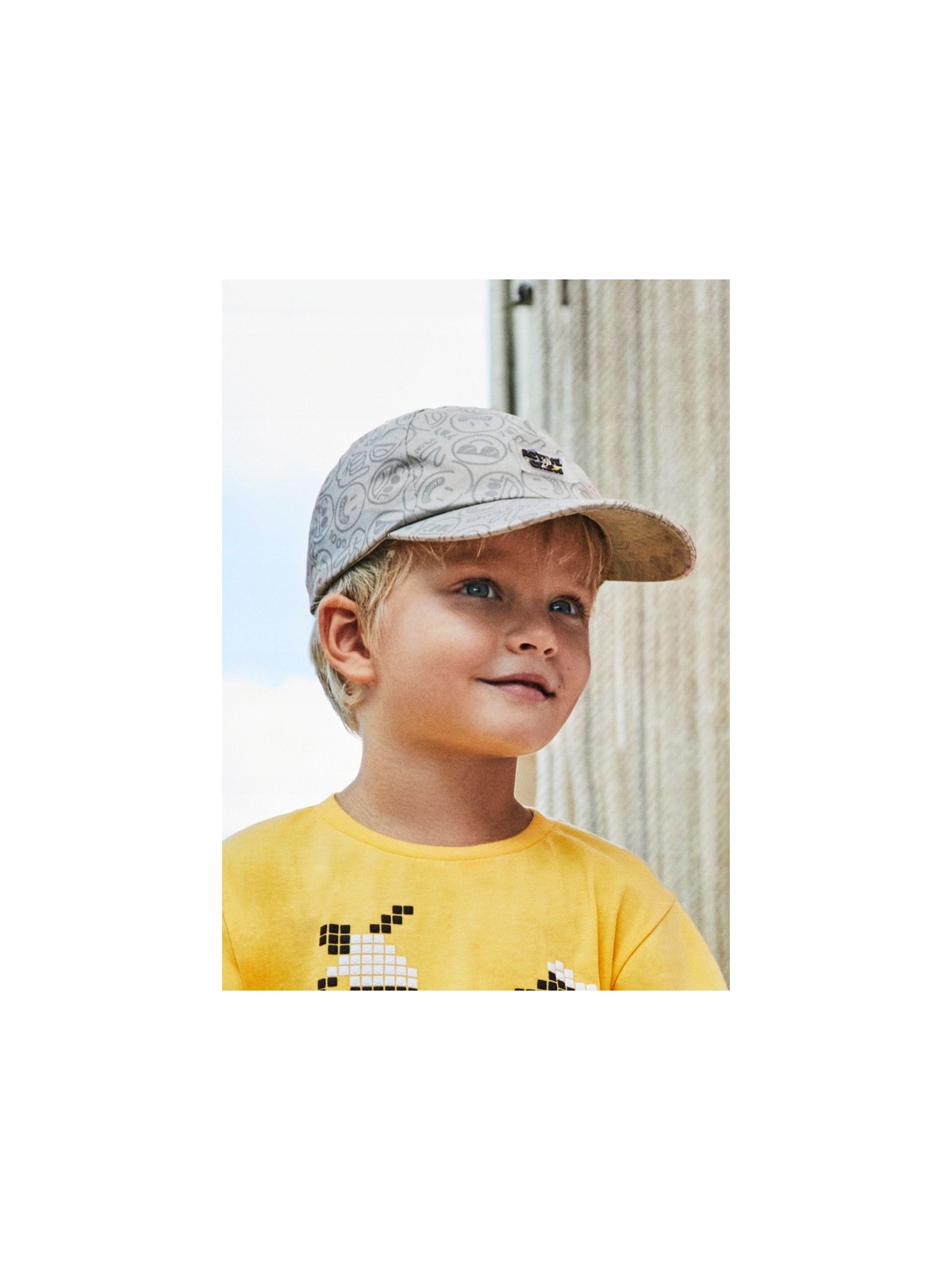MAYORAL CZAPKA Z DASZKIEM DLA CHŁOPCA SZARA W NADRUKI 10719/20