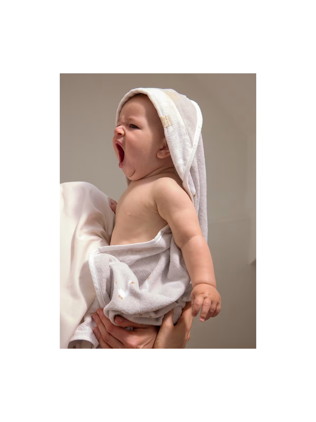 MAYORAL NEWBORN RĘCZNIK KĄPIELOWY Z KAPTUREM BIAŁO SZARY W GĄSKI 9117/78