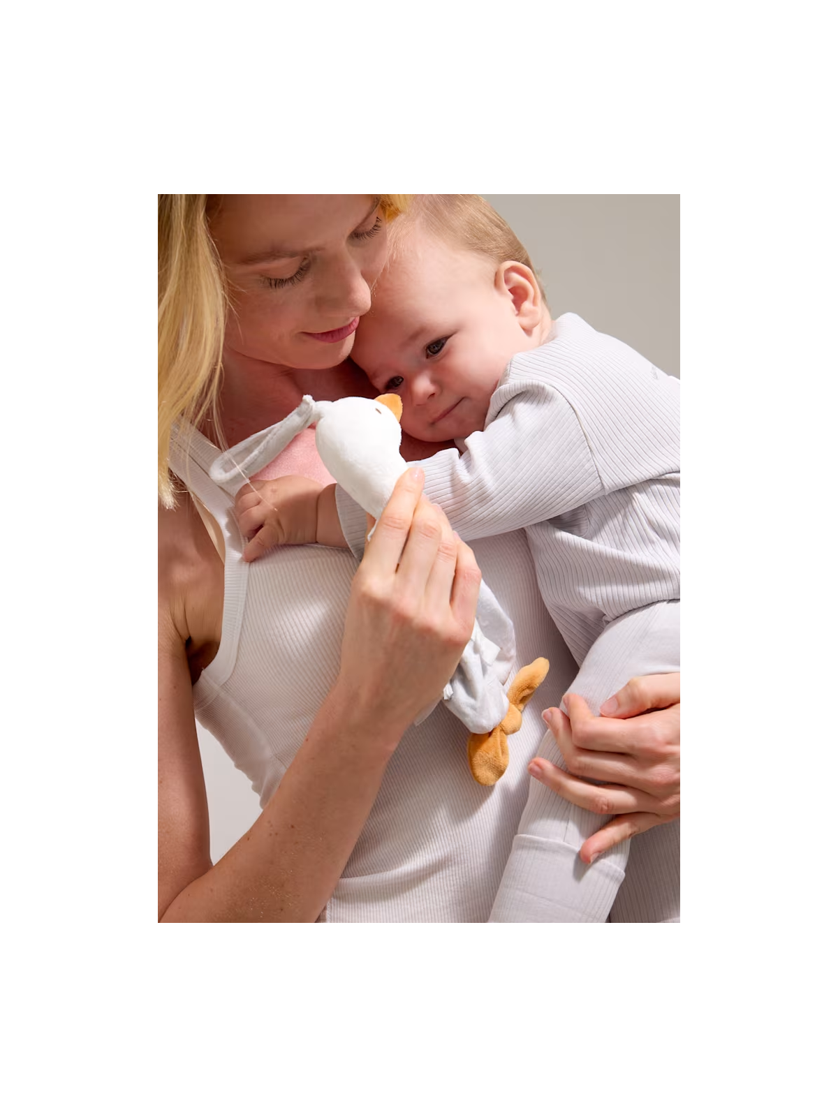 MAYORAL NEWBORN PRZYTULANKA GĘŚ  ZE SKRYTKĄ NA SMOCZEK DLA NIEMOWLĘCIA 9080/30