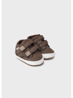 MAYORAL NEWBORN BUTY BUCIKI NIECHODKI DLA CHŁOPCA TRAMPKI BRĄZ 9683/27