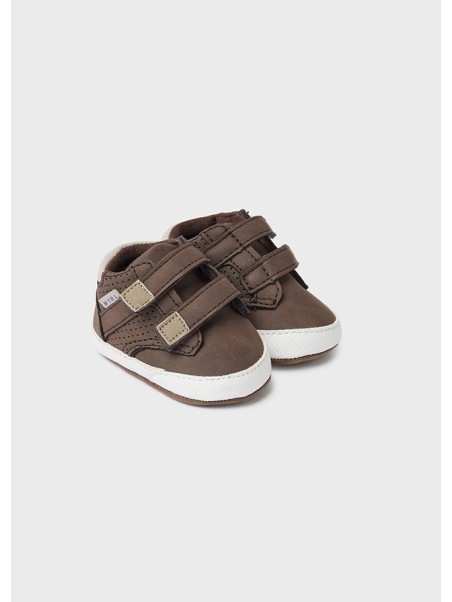 MAYORAL NEWBORN BUTY BUCIKI NIECHODKI DLA CHŁOPCA TRAMPKI BRĄZ 9683/27