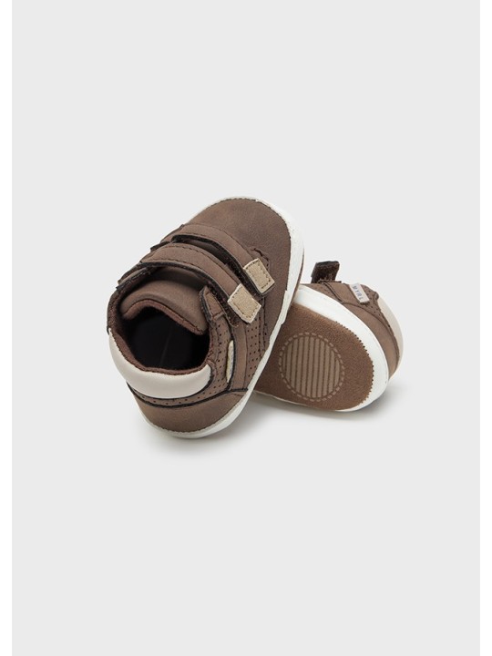 MAYORAL NEWBORN BUTY BUCIKI NIECHODKI DLA CHŁOPCA TRAMPKI BRĄZ 9683/27