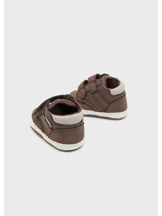 MAYORAL NEWBORN BUTY BUCIKI NIECHODKI DLA CHŁOPCA TRAMPKI BRĄZ 9683/27