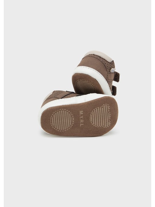 MAYORAL NEWBORN BUTY BUCIKI NIECHODKI DLA CHŁOPCA TRAMPKI BRĄZ 9683/27