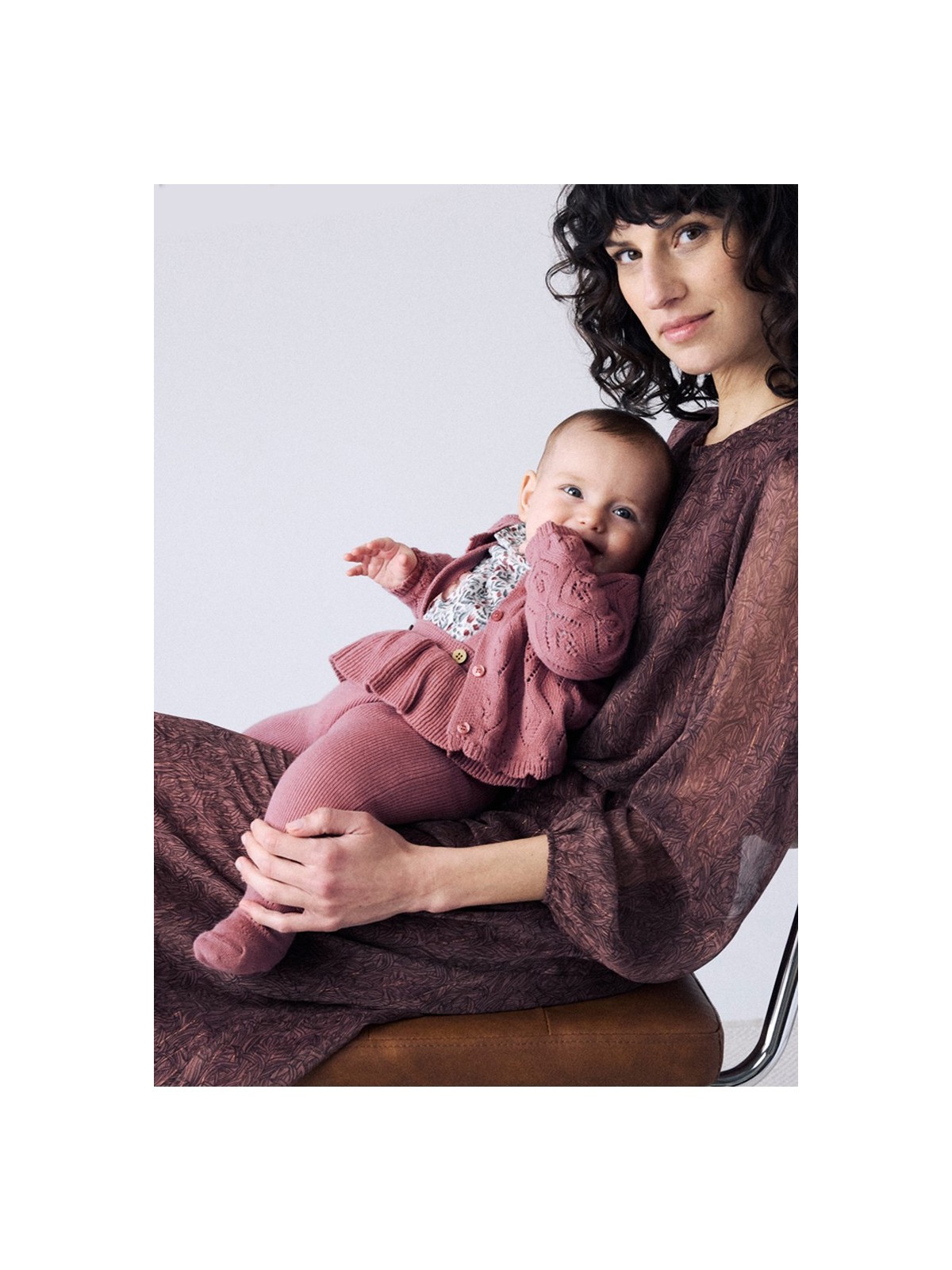 MAYORAL NEWBORN ELEGANCKI DZIANINOWY KOMPLET NIEMOWLĘCY  SWETEREK AŻUROWY  SPODNIE Z SZELKAMI I BLUZKA W KWIATY 2516/35