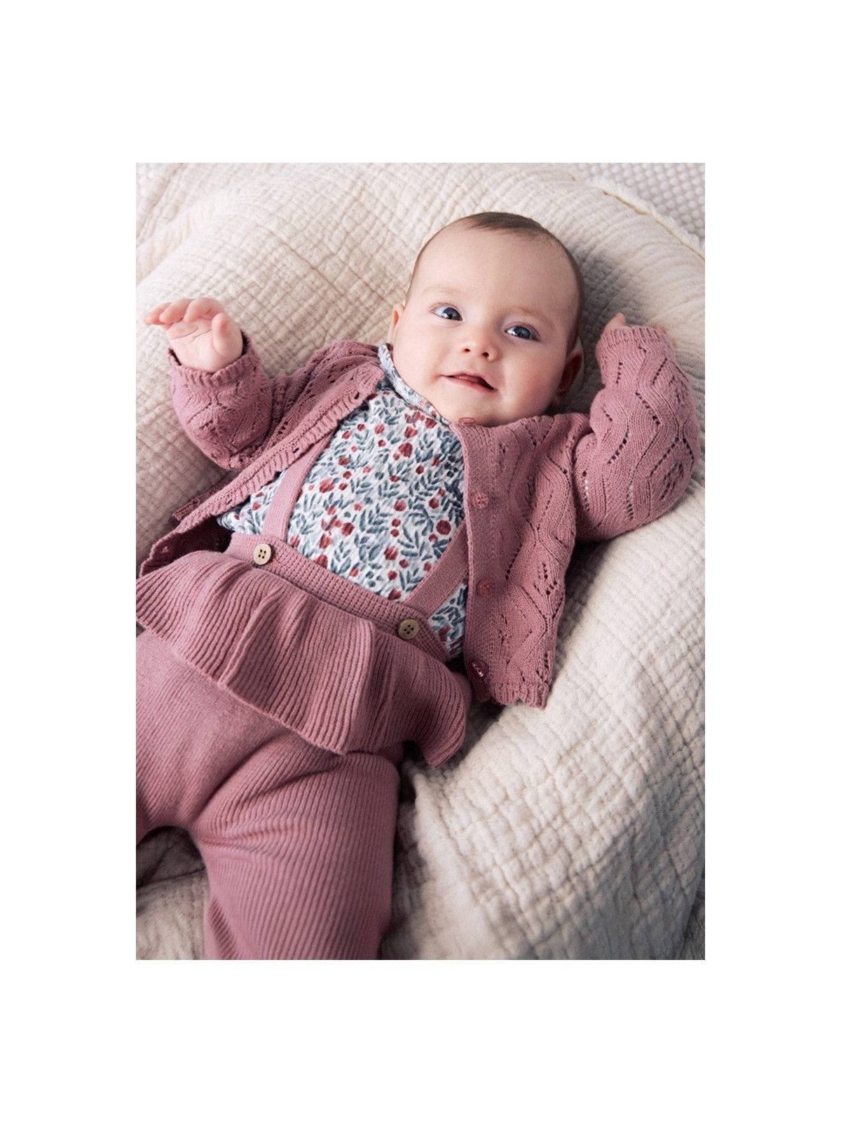 MAYORAL NEWBORN ELEGANCKI DZIANINOWY KOMPLET NIEMOWLĘCY  SWETEREK AŻUROWY  SPODNIE Z SZELKAMI I BLUZKA W KWIATY 2516/35