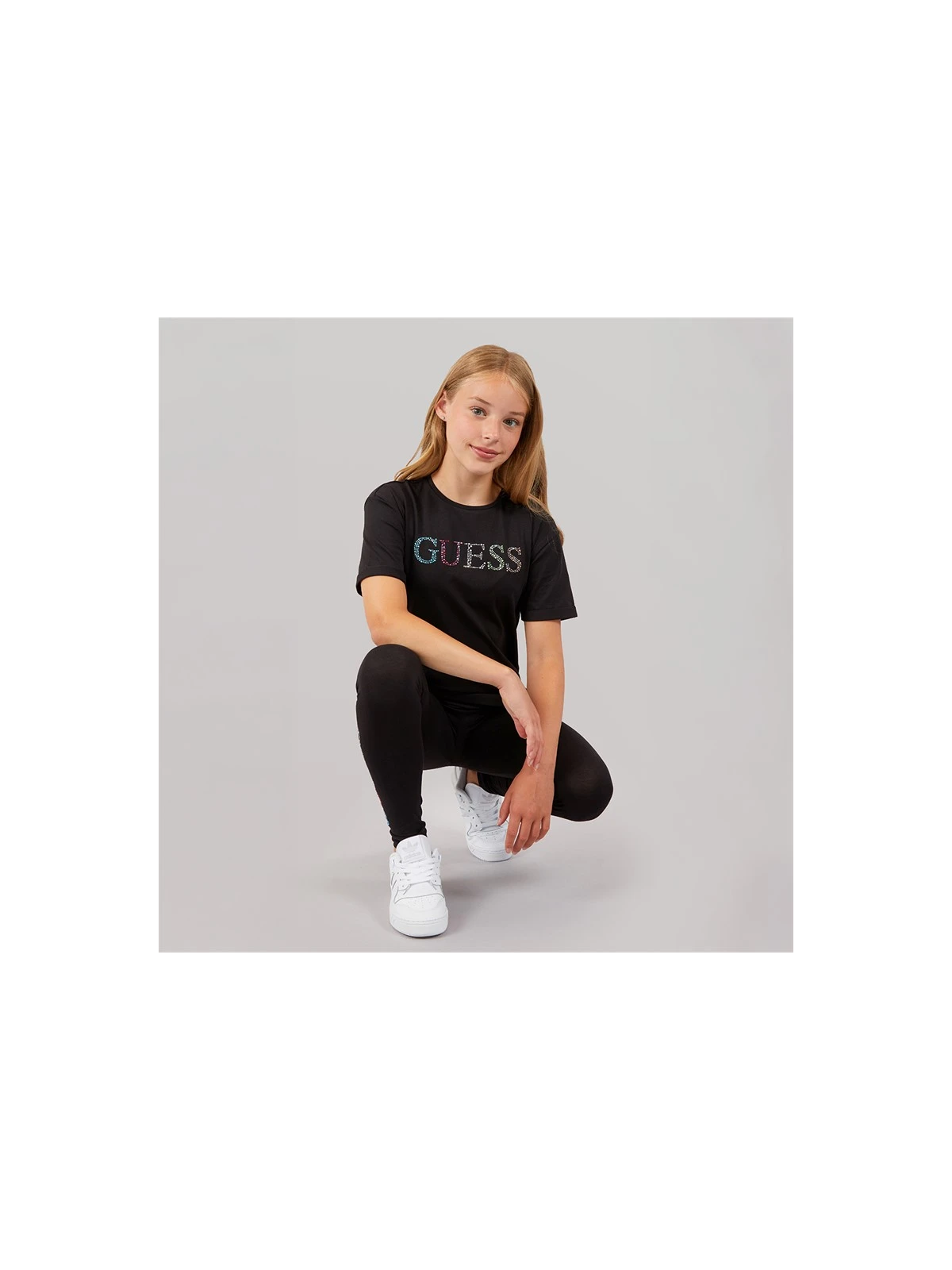 DZIEWCZĘCY  T-SHIRT GUESS  Z TĘCZOWYM LOGO Z KRYSTAŁKÓW - CZARNY J6GI33J1314-JLK