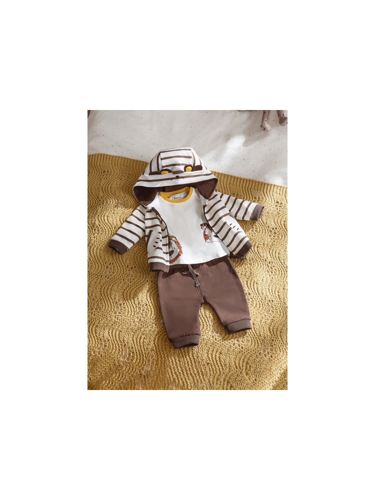 MAYORAL NEWBORN  KOMPLET DRES DLA CHŁOPCA BLUZA  Z KAPTUREM W PASKI BRĄZOWE SPODNIE KOSZULKA KREMOWA 2651